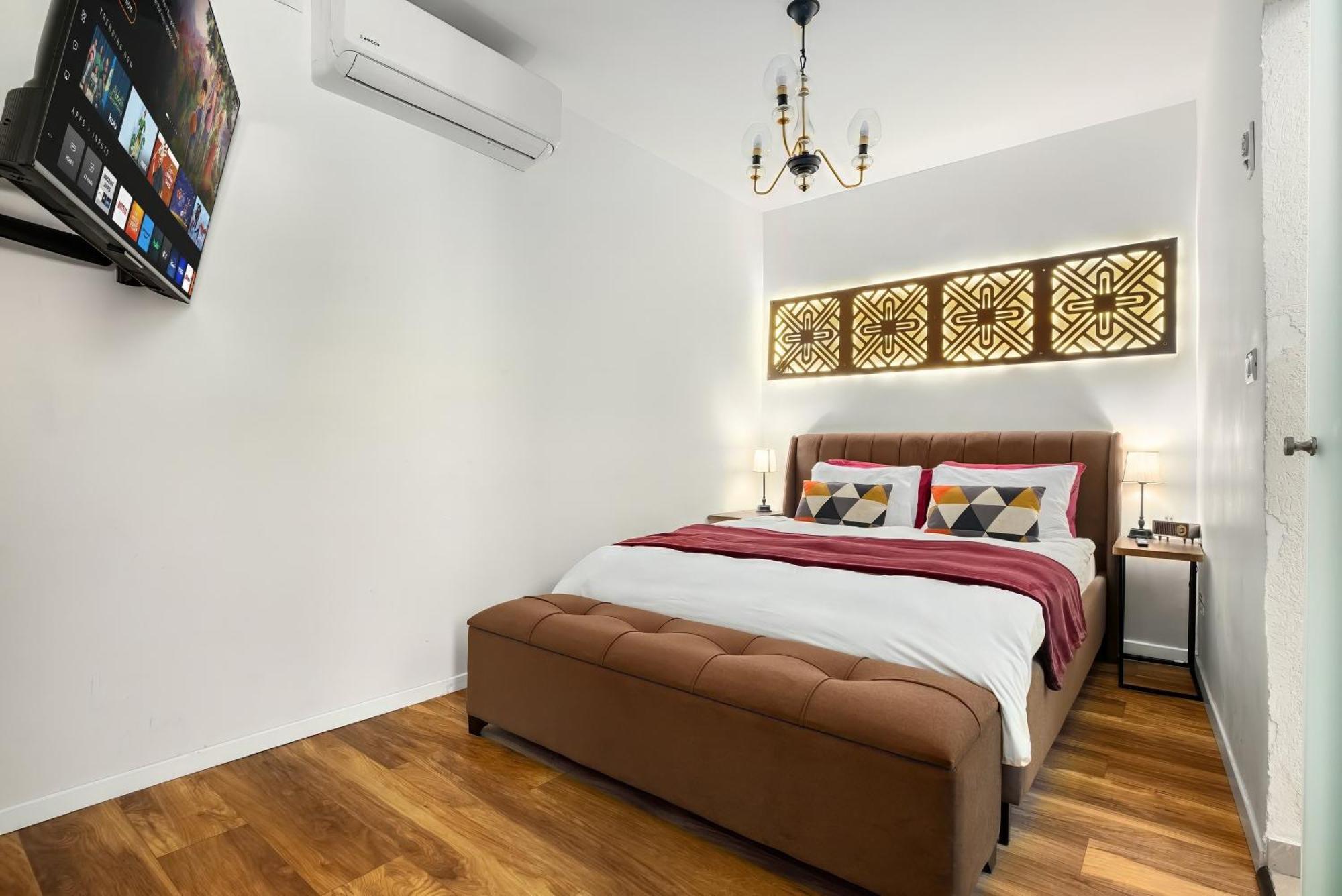 Khách sạn hẻo lánh One Tlv 2*