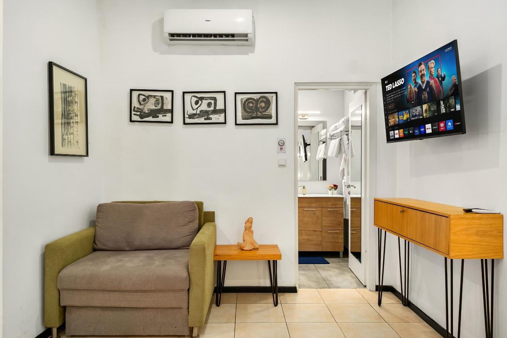 Khách sạn hẻo lánh One Tlv
